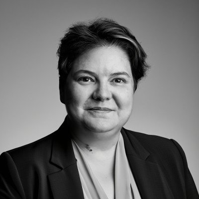 Portrait en noir et blanc de Delphine Humbert, fondatrice du Repaire de l’Imaginaire